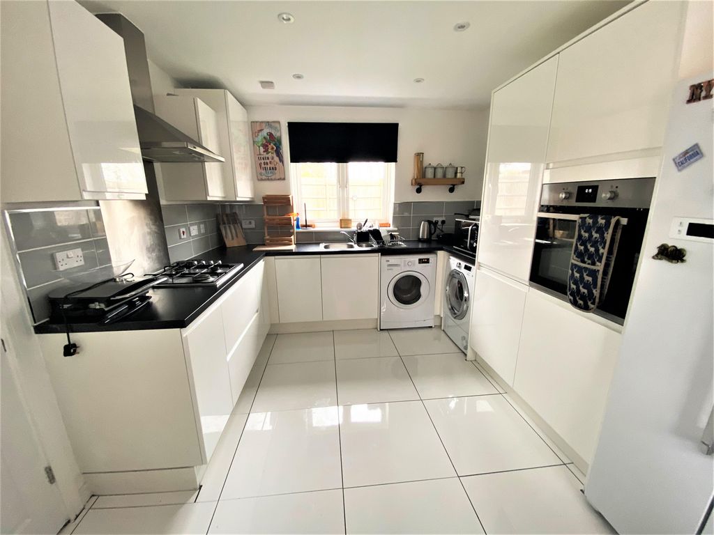 Property photo 2 of 12 Kitchen