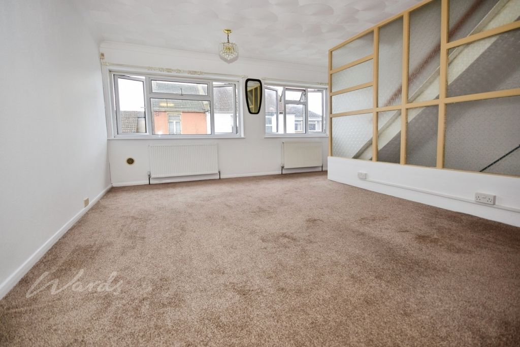 Property photo 3 of 11 Queens Lounge 1