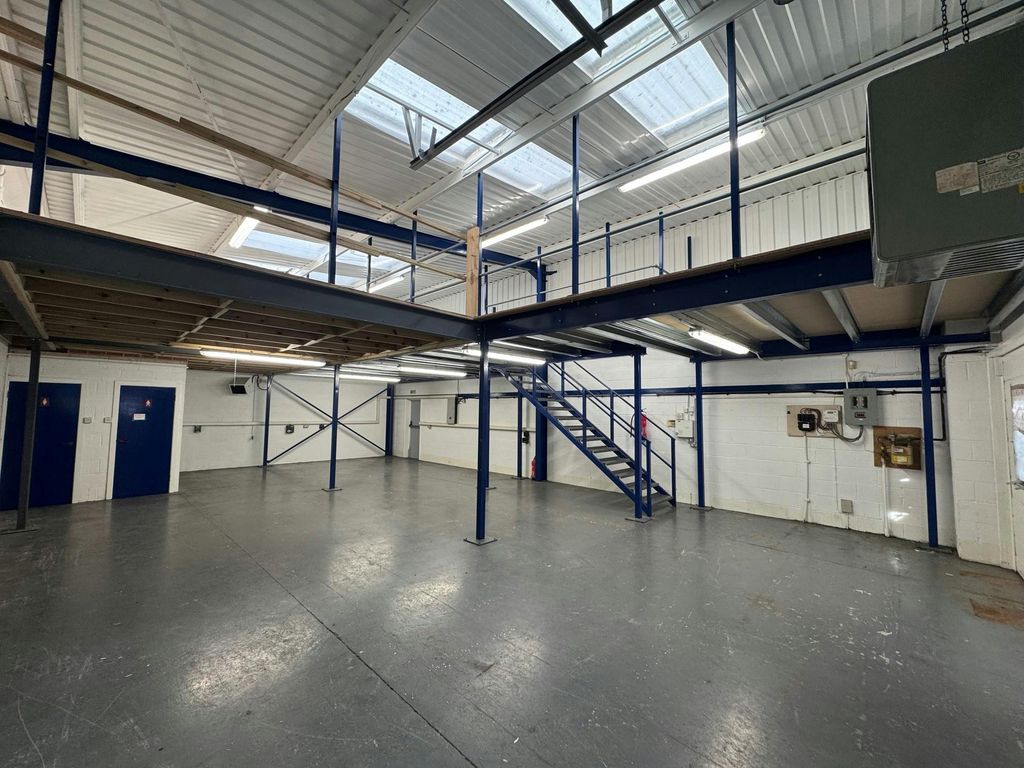 Property photo 2 of 17 11 Hawthorn Centre (9).Jpg