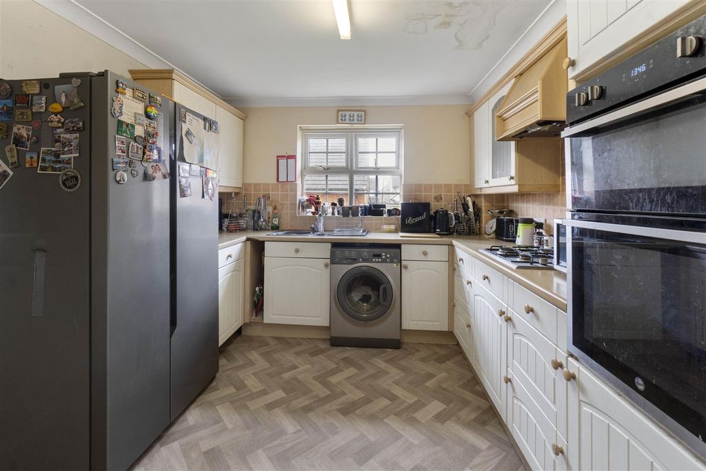 Property photo 3 of 12 Kitchen