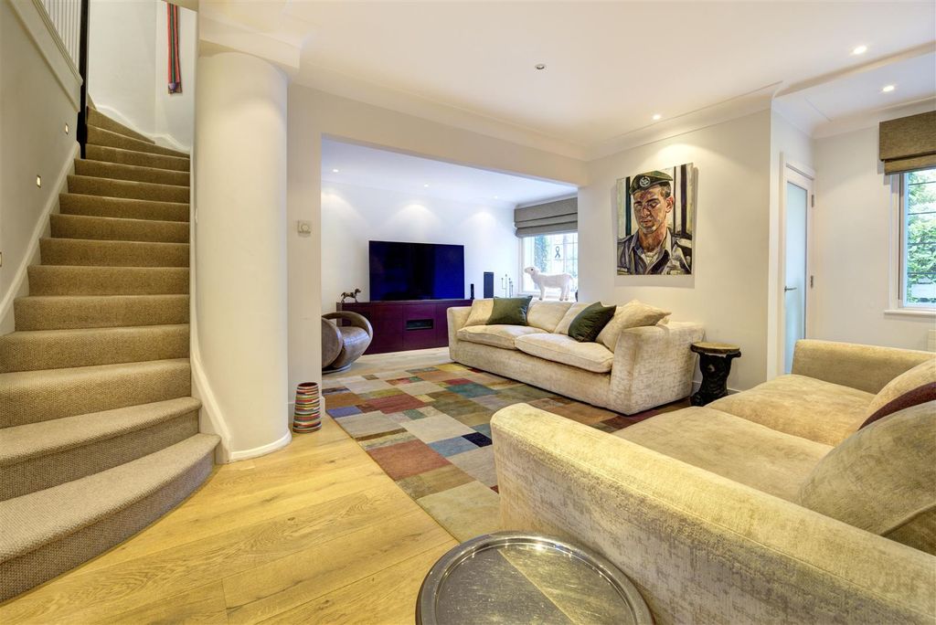 Property photo 2 of 16 D0398 5 The Village Nw3 Rec1Lamb.Jpg
