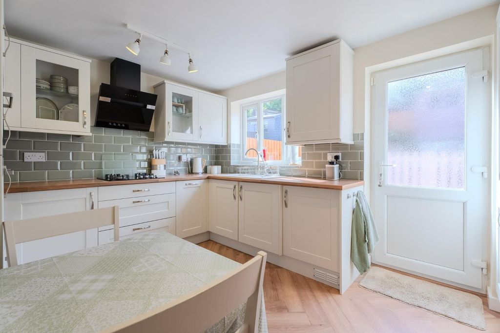 Property photo 3 of 13 Denbigh Close-6.Jpg