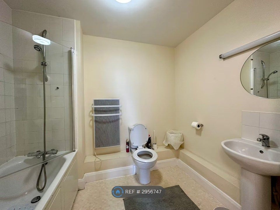 Property photo 3 of 9 Bathroom