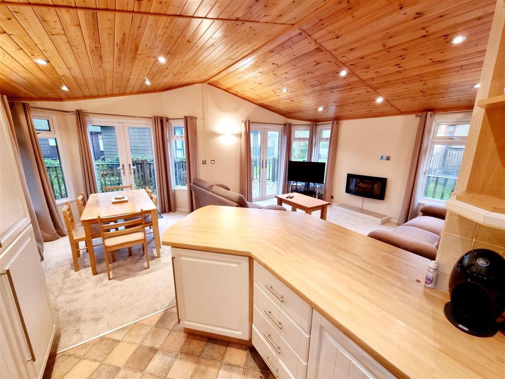 Property photo 3 of 10 Kitchen &amp; Dining