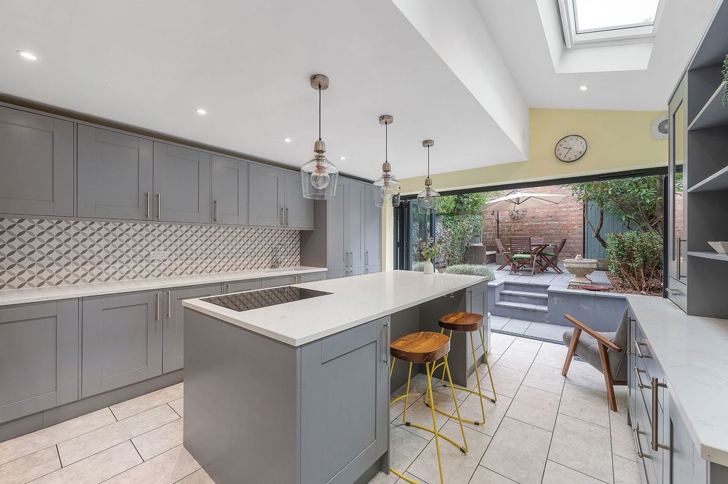 Property photo 2 of 36