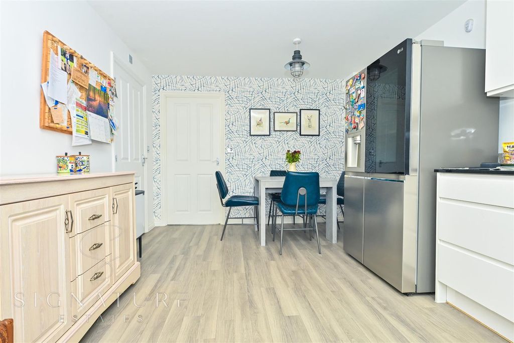 Property photo 3 of 17 Dining Area