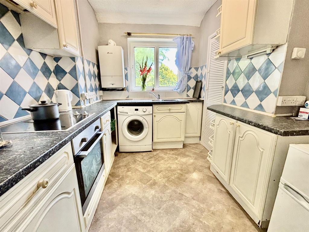 Property photo 3 of 11 Kitchen