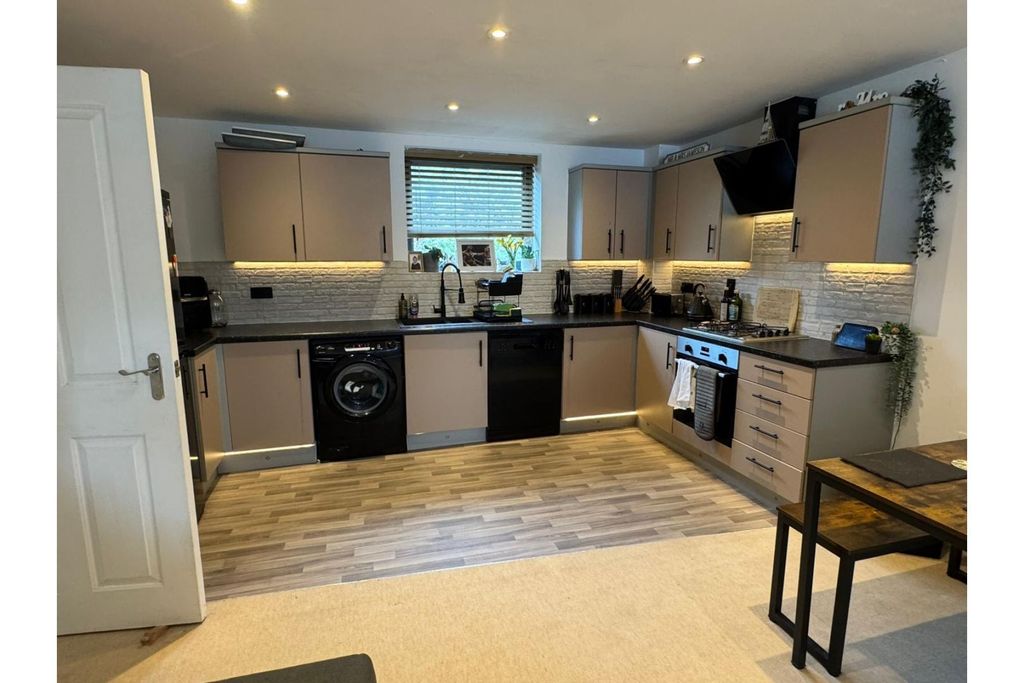 Property photo 2 of 11 Kitchen