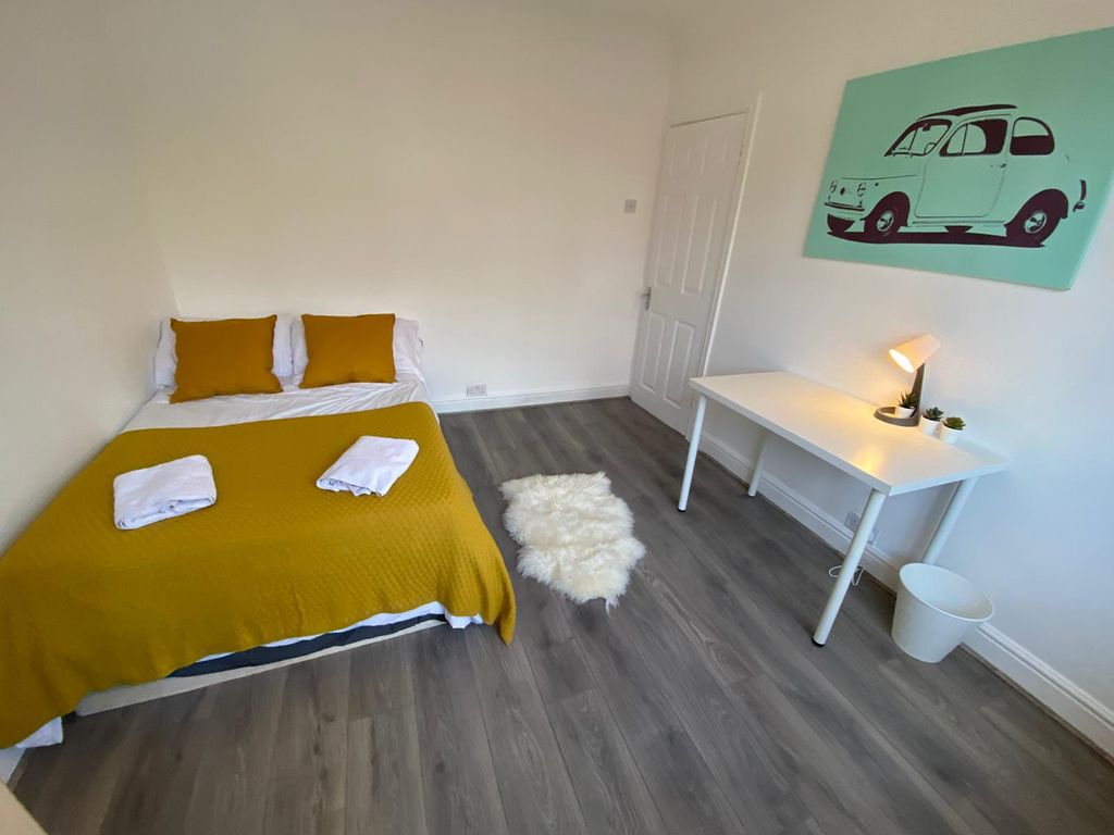 Property photo 3 of 15 Room 3- £735 Available 01/06/2026