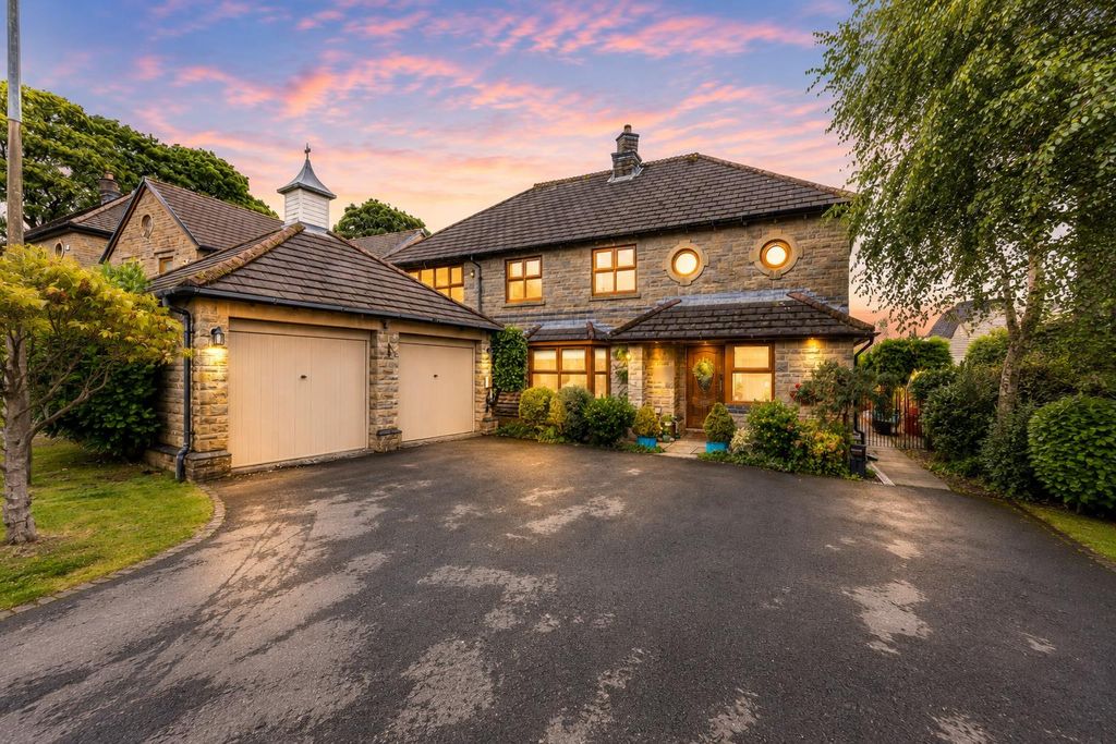 Property photo 1 of 49 21 Crown Gardens Dusk Shot .Png