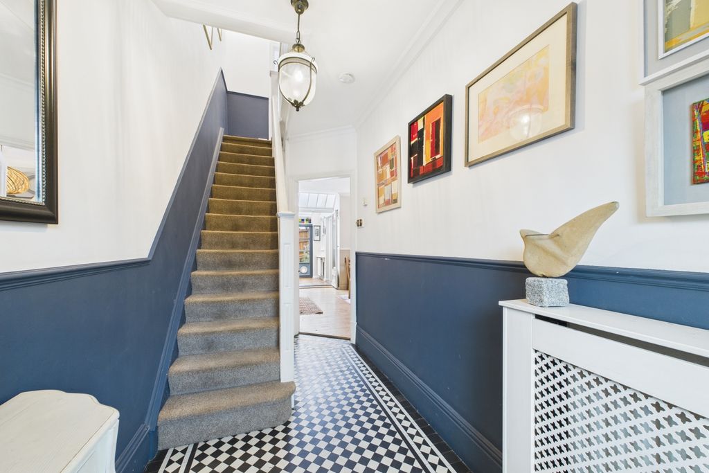 Property photo 2 of 31 Entrance Hall