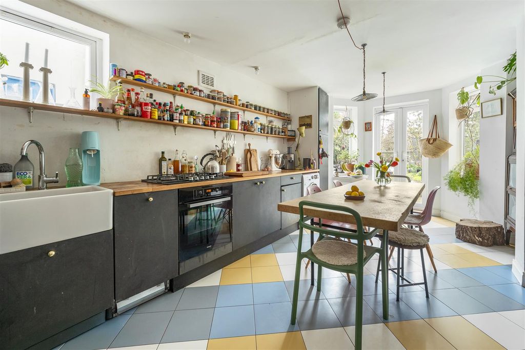 Property photo 3 of 31 Lower Clapton Road, E5