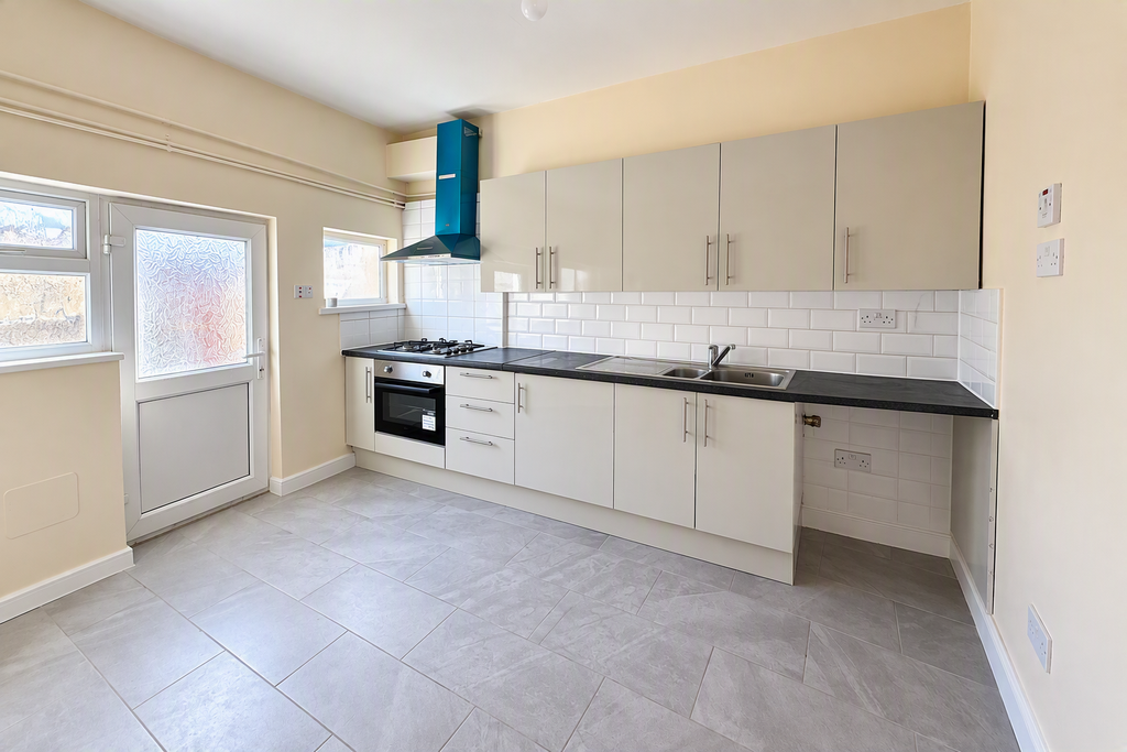 Property photo 3 of 10 Kitchen