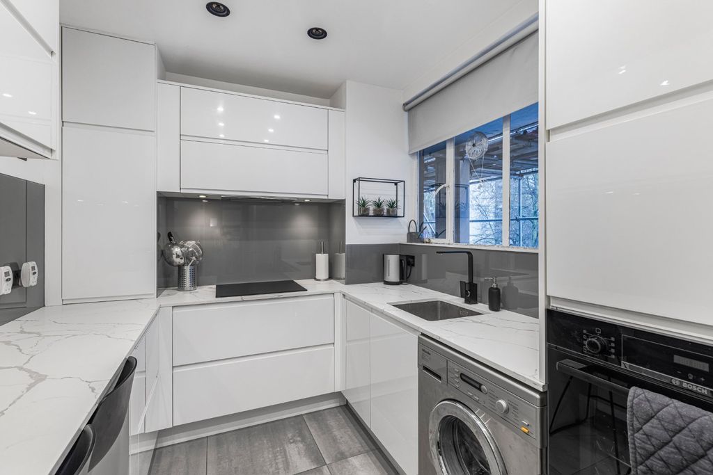 Property photo 2 of 16 Picture No. 12