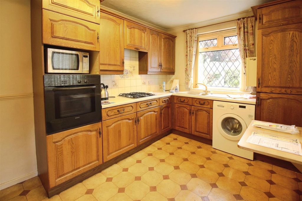 Property photo 3 of 10 Kitchen