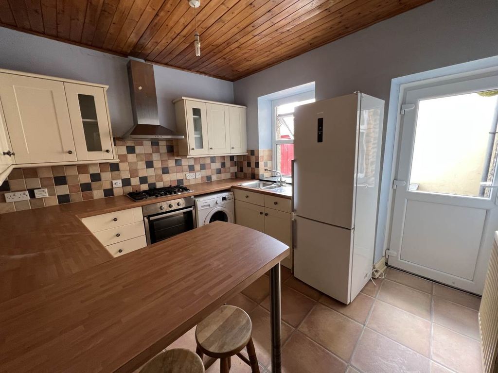 Property photo 2 of 11 Kitchen