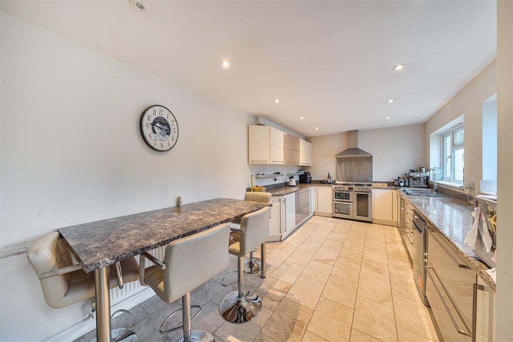 Property photo 2 of 18 Kitchen/Breakfast Room: