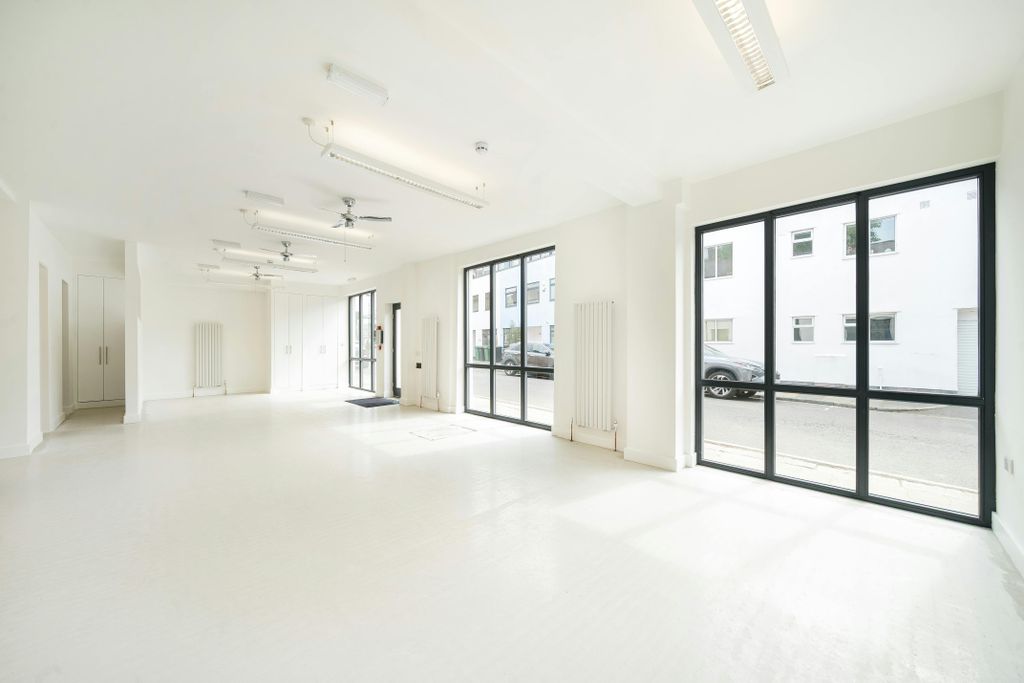 Property photo 2 of 9 1467018-8-6A0Ed57A422F8-Arw.Jpg
