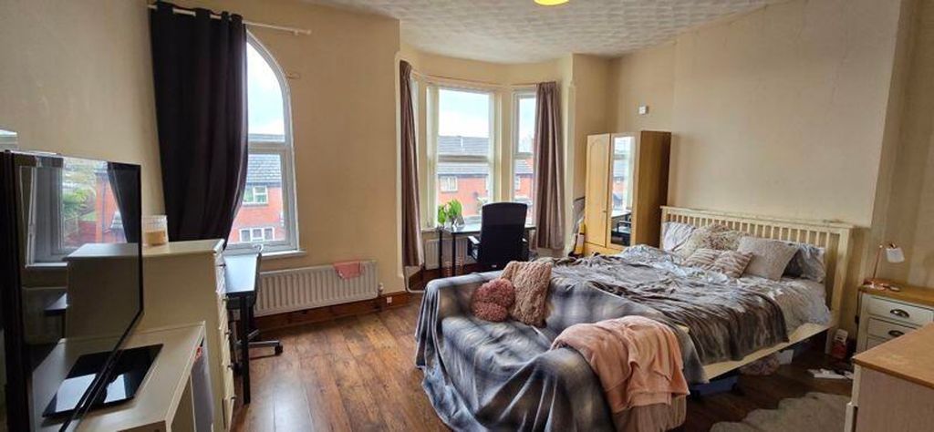 Property photo 1 of 13 A Spacious And Bright Large Double Bedroom Featuri...
