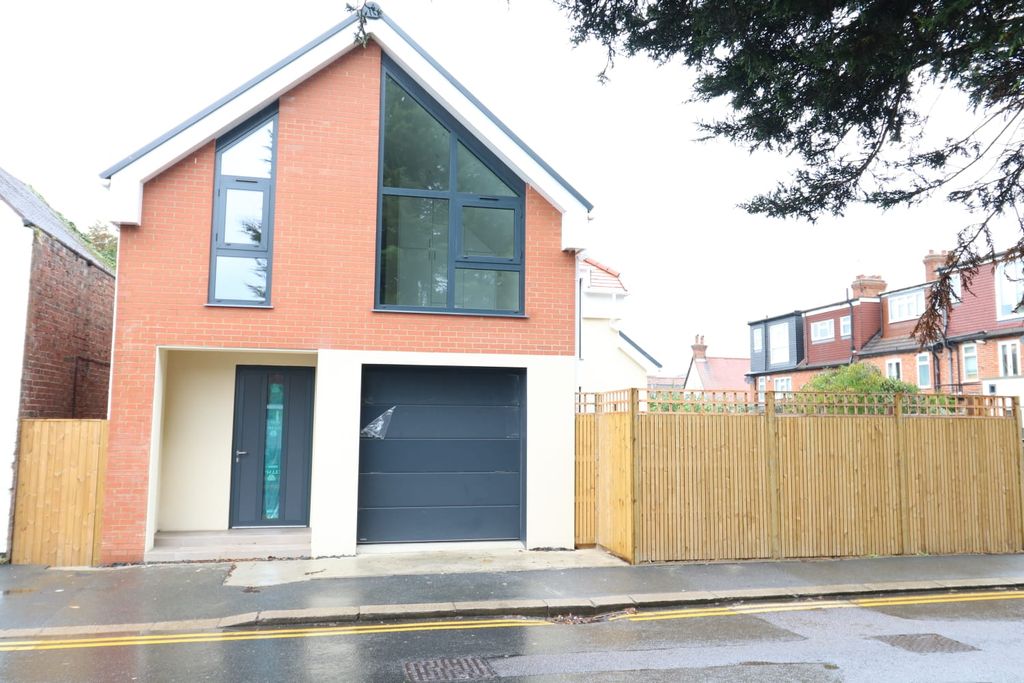 Property photo 1 of 13 A Modern Detached 3 Bedroom House With Integrated Garage