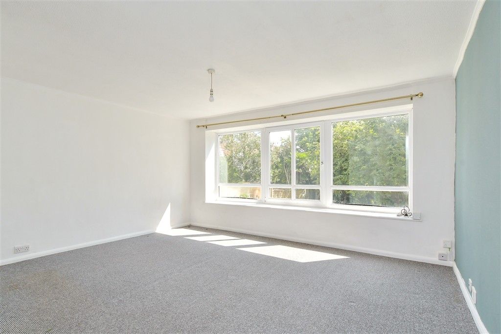 Property photo 3 of 10 Bedroom/ Living Room