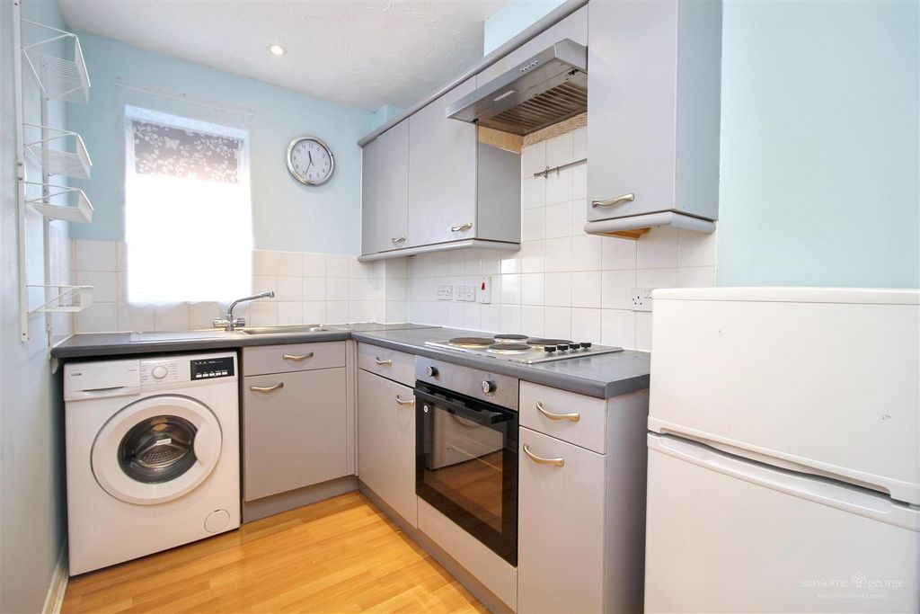 Property photo 3 of 10 Kitchen