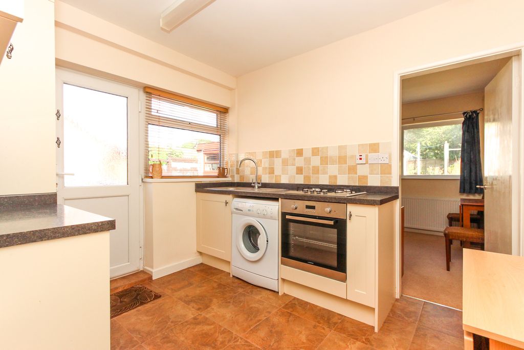 Property photo 3 of 10 Kitchen