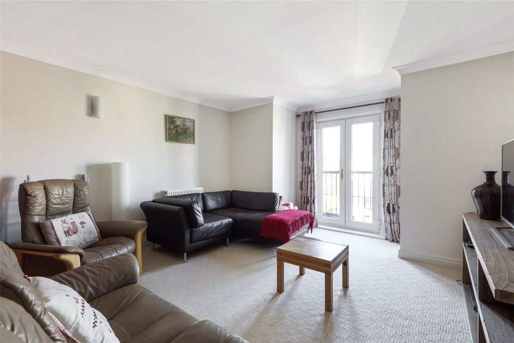 Property photo 3 of 11 Living Room