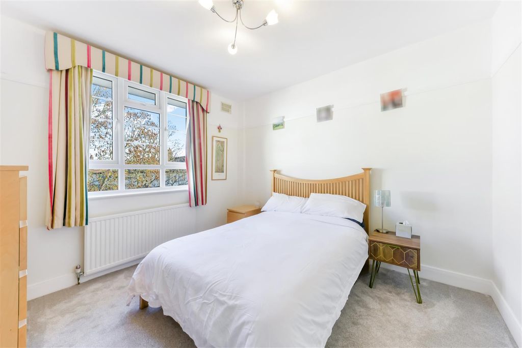 Property photo 3 of 9 Bedroom