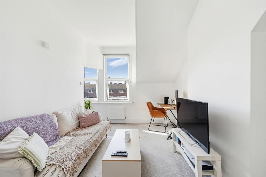 Property photo 1 of 7 Living Room