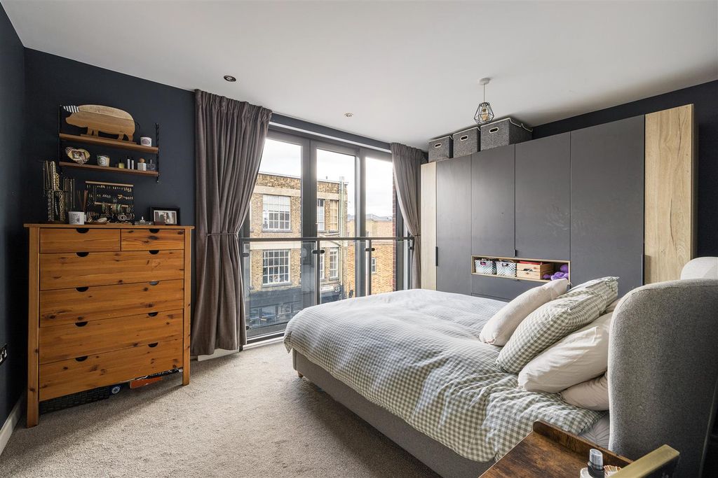 Property photo 3 of 19 Vyner Street, E2