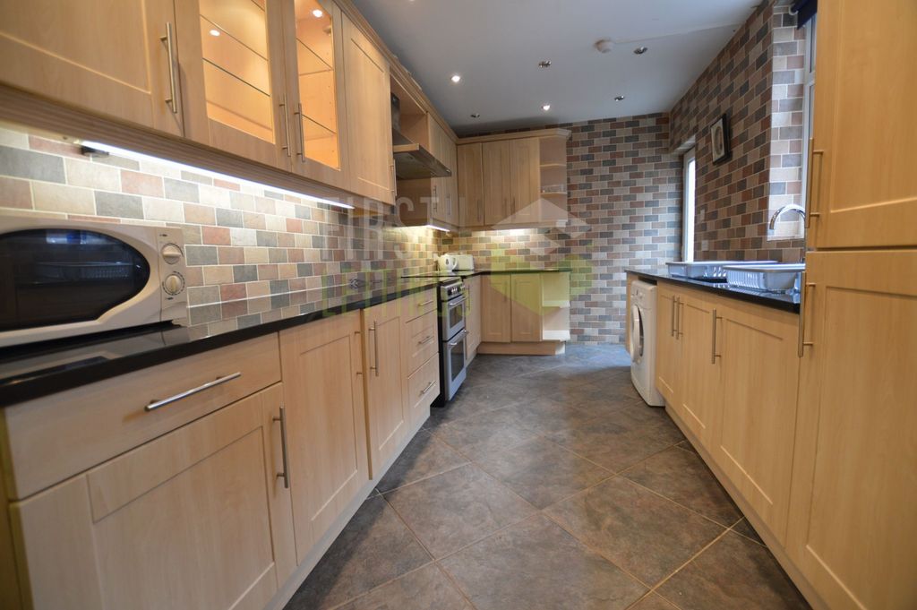 Property photo 3 of 10 Kitchen