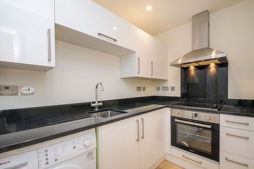 Property photo 2 of 8 London Road (2)