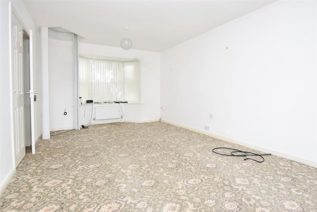 Property photo 3 of 29 Lounge V2