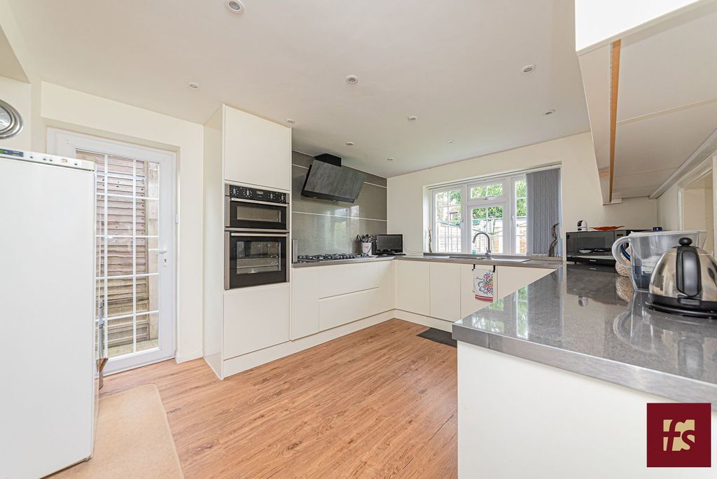Property photo 2 of 28