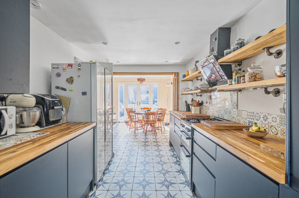 Property photo 2 of 18 1353870-14-68c7E5...