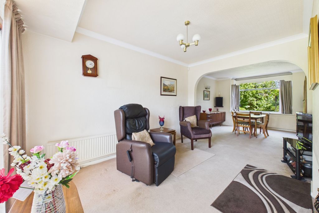 Property photo 3 of 18 Through Lounge