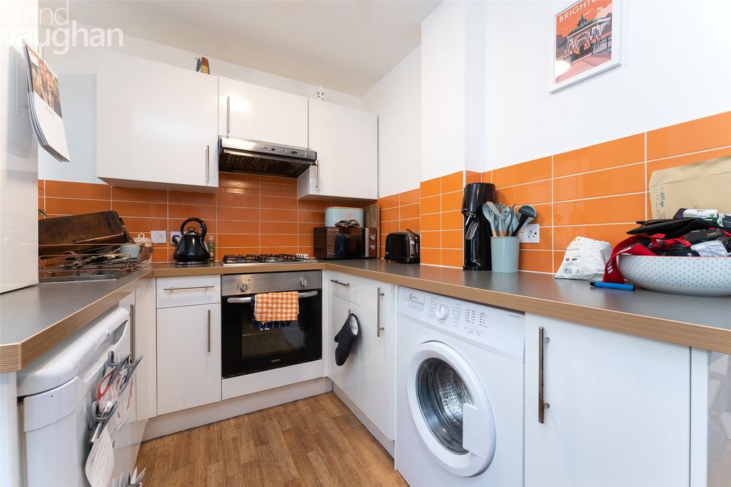 Property photo 3 of 7 Kitchen