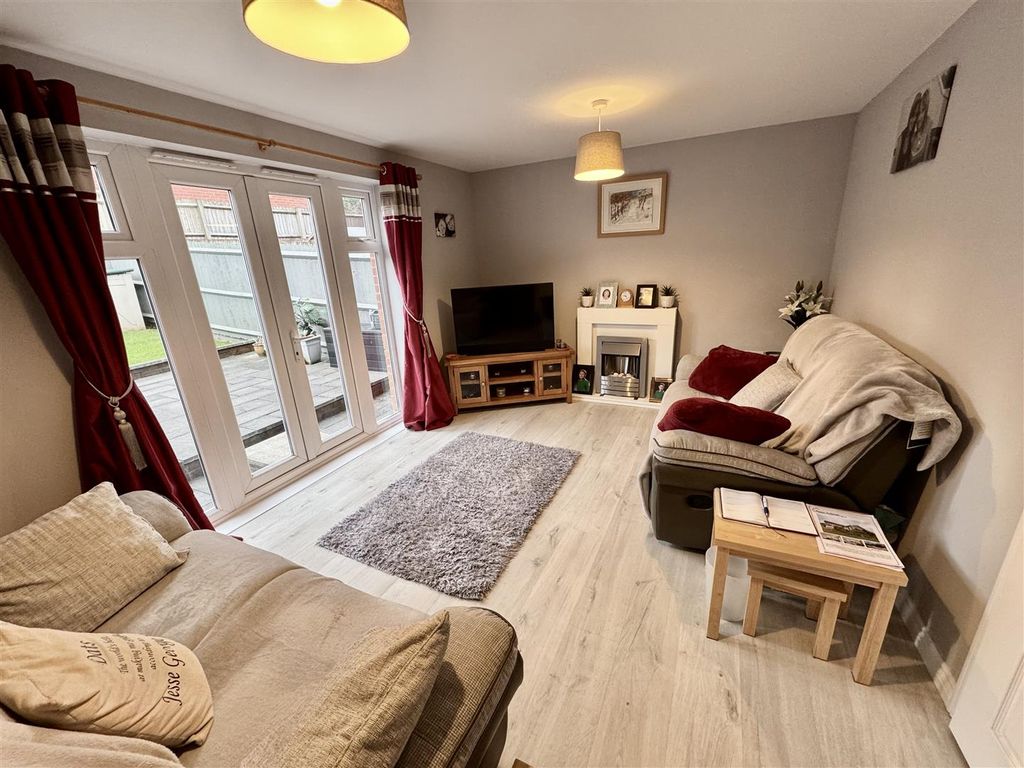 Property photo 2 of 13 Lounge