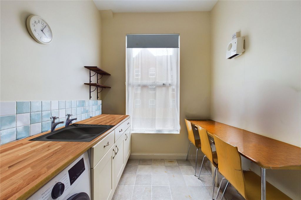 Property photo 3 of 9 Kitchen