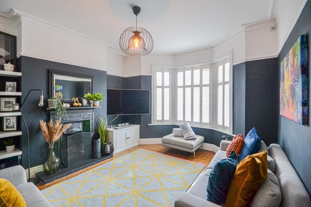 Property photo 2 of 24 Lounge