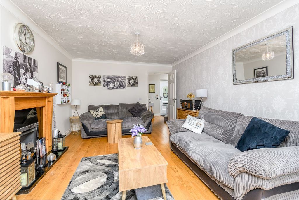 Property photo 3 of 28