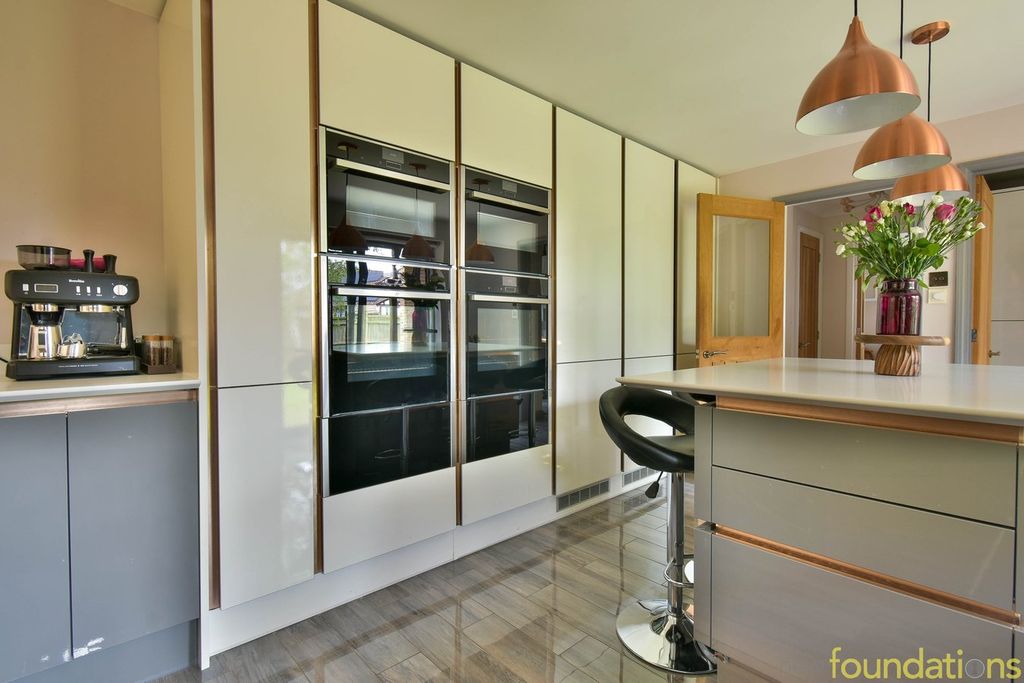 Property photo 3 of 33