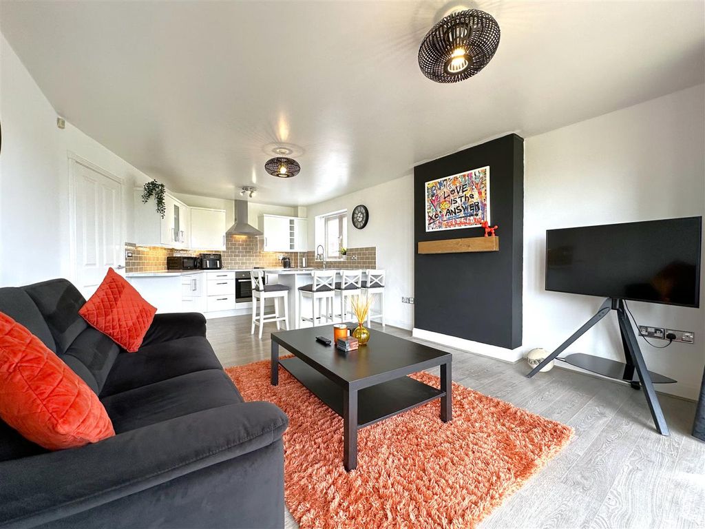 Property photo 2 of 19 Wonderful Open-Plan Living Space 482