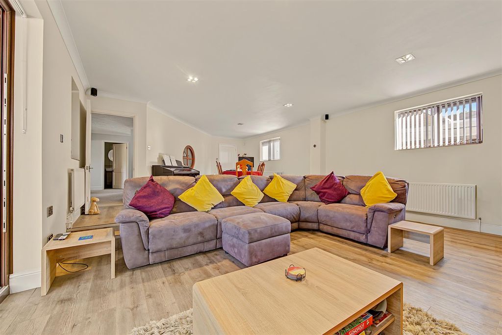 Property photo 3 of 44