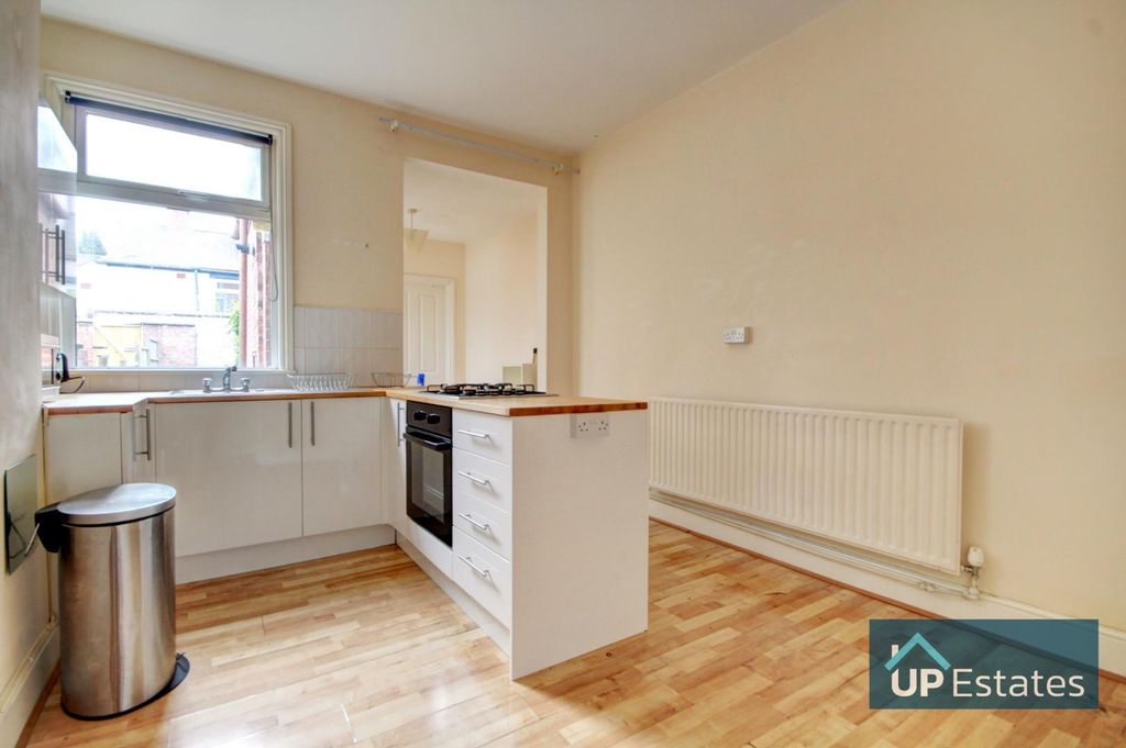 Property photo 2 of 12 Kitchen