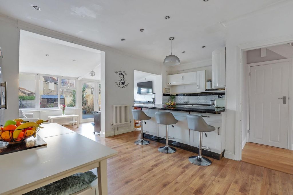 Property photo 1 of 15 05-E9Cajhpropwpen - 25 Warwick Road - 13-Medium.Jp