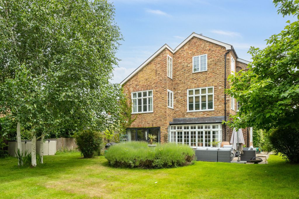 Property photo 2 of 31