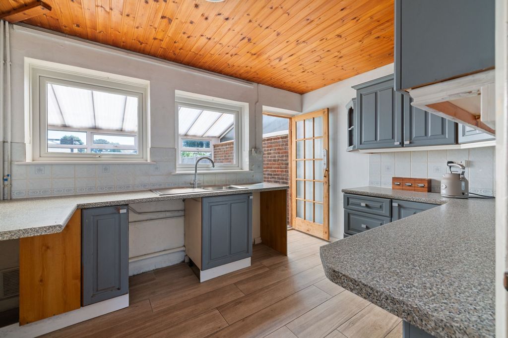 Property photo 3 of 19 Kitchen