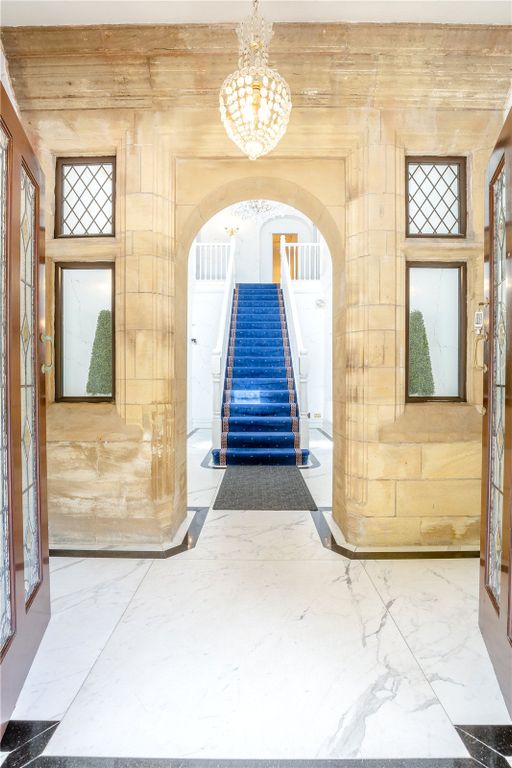 Property photo 3 of 33 Entrance Hall